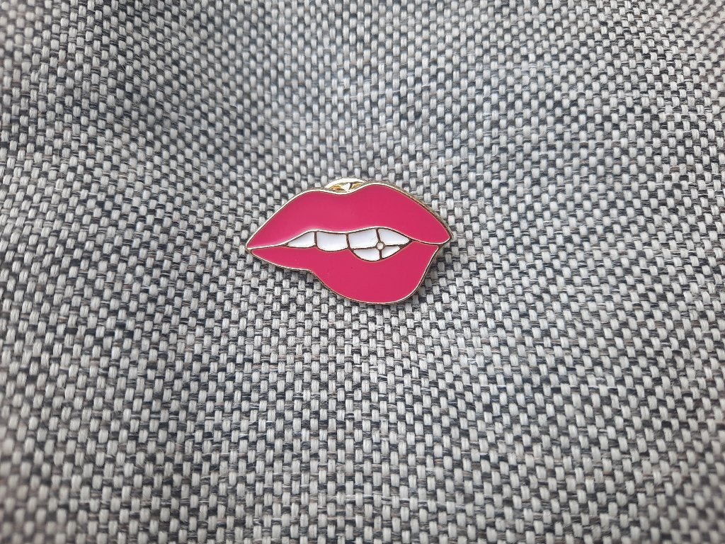 1 pin van lippen te koop, Verzamelen, Speldjes, Pins en Buttons, Ophalen of Verzenden, Nieuw, Overige onderwerpen, Speldje of Pin