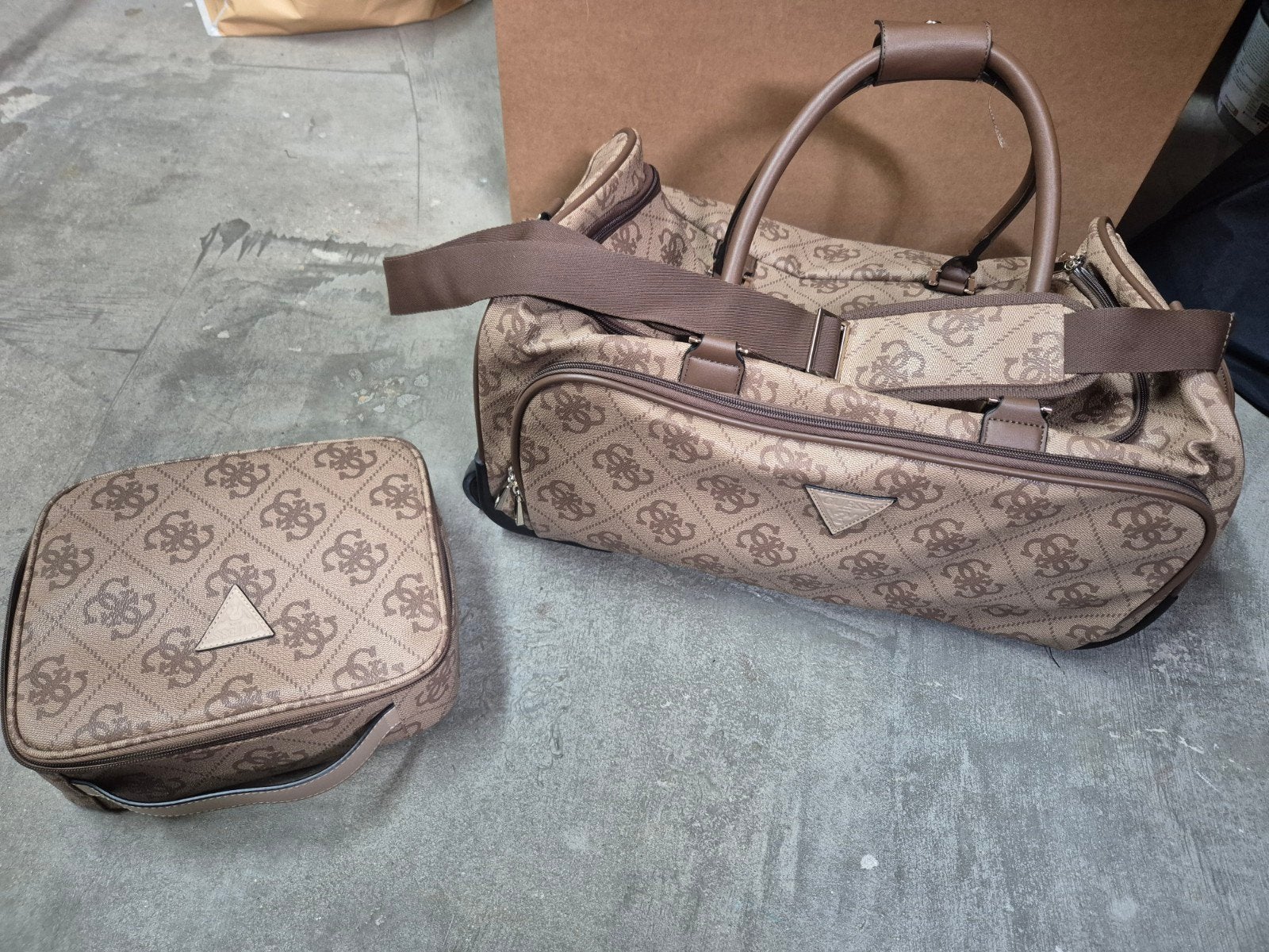 Guess reistas en reis etui. 1x gebruikt., Beige, Minder dan 35 cm, Ophalen of Verzenden, Zo goed als nieuw