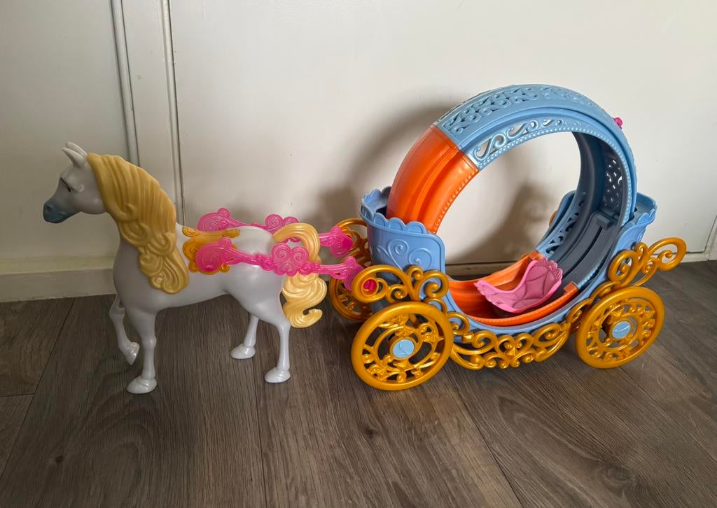 Z.g.a.n. Barbie Assepoester paard + koets, Kinderen en Baby's, Speelgoed | Poppen, Ophalen of Verzenden, Zo goed als nieuw, Barbie