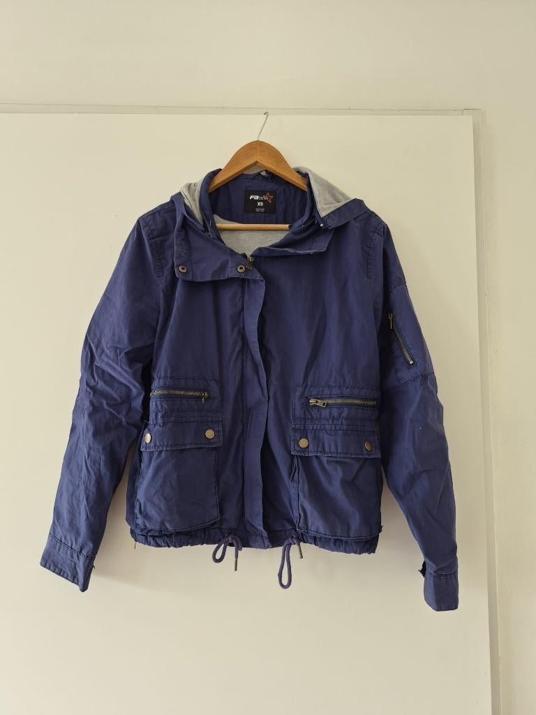 Jas FB Sister maat XS dames - blauw / grijs, Kleding | Dames, Jassen | Zomer, Blauw, Ophalen of Verzenden, Zo goed als nieuw, Maat 34 (XS) of kleiner