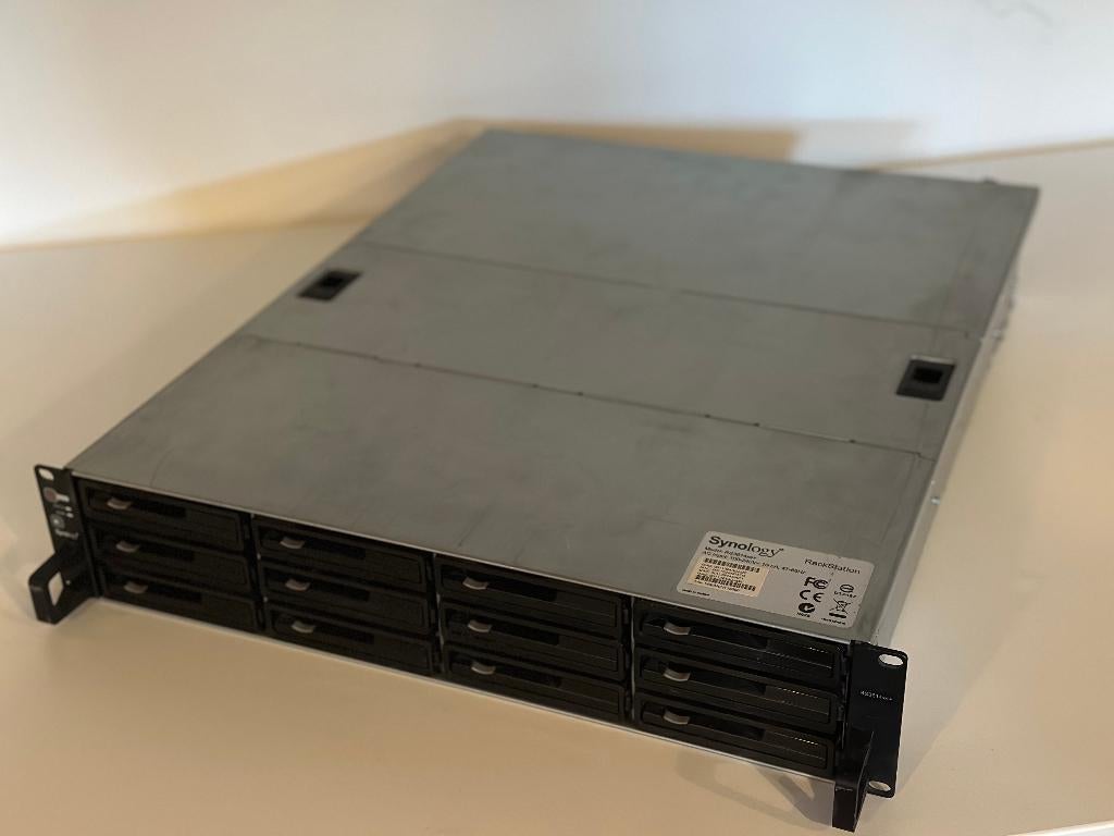 Synology RS3614xs+ 12-Bay Rack NAS + 10GbE – Geen schijven, Computers en Software, NAS, Ophalen, Gebruikt