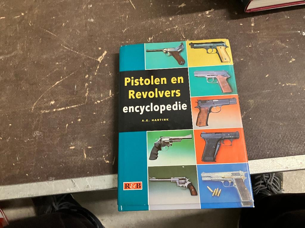 vuurwapen pistool revolver glock smith wesson, Ophalen of Verzenden, Landmacht, Overige gebieden