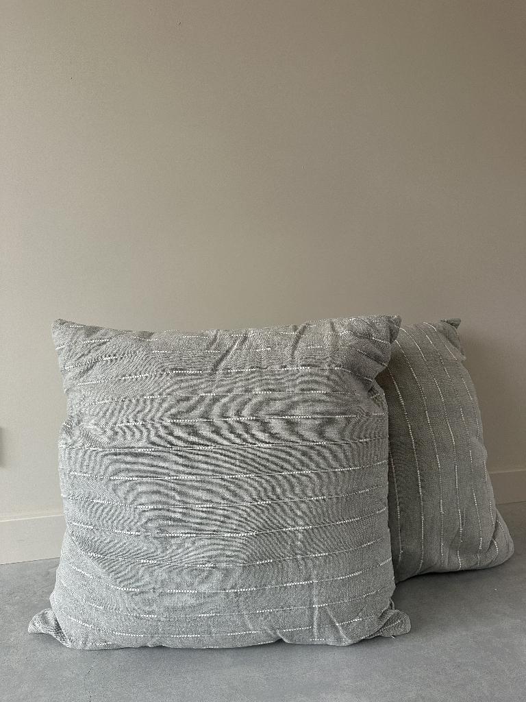 Grijze sierkussens 65x65, Huis en Inrichting, Woonaccessoires | Kussens, Ophalen of Verzenden, Zo goed als nieuw, Grijs, Vierkant