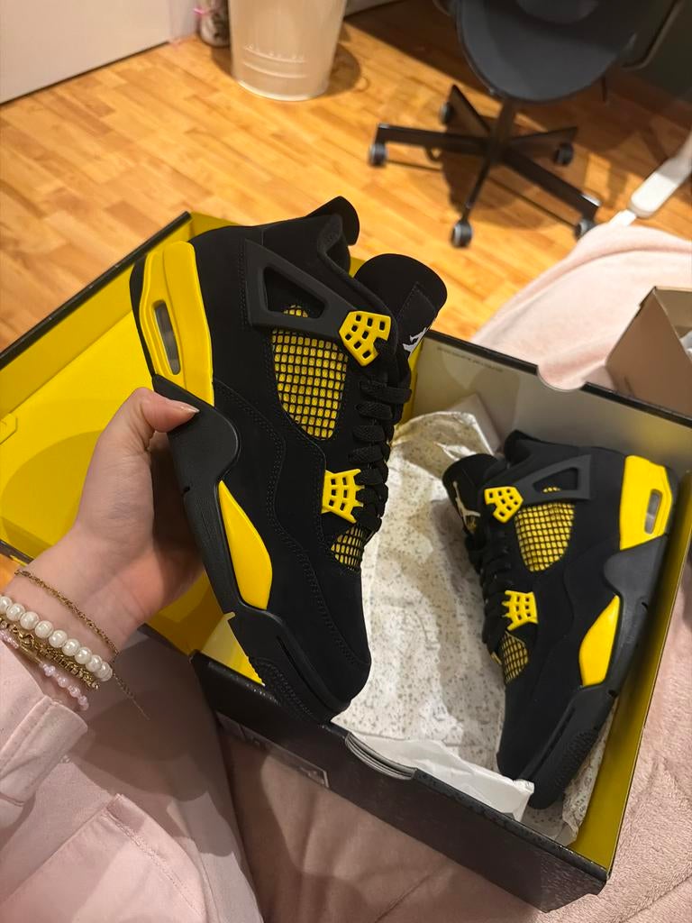 Jordan 4 Thunder - Maat 44 - Nieuw!, Ophalen of Verzenden, Nieuw, Zwart, Sneakers of Gympen