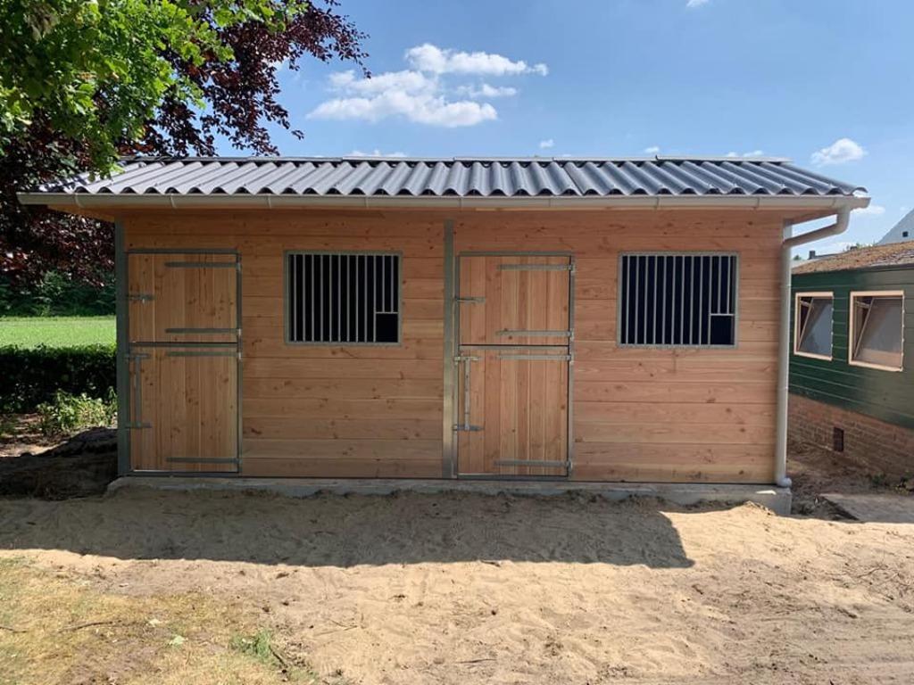 dubbelwandige paardenstallen, Weidegang, 4 paarden of pony's of meer