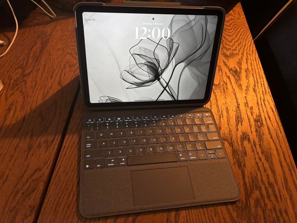 iPad Air 11 inch 2024 (128GB) + Logitech Folio Touch, Ophalen, 8 GB, Zo goed als nieuw, 128 GB