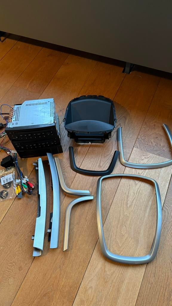Peugeot 207 SW radio (2x) set en sierstrips, Auto diversen, Autoradio's, Ophalen of Verzenden, Zo goed als nieuw