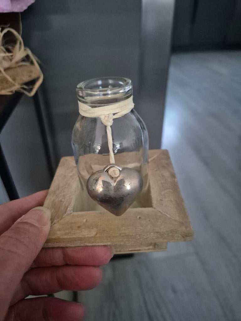 Lief klein vaasje met hartje, Huis en Inrichting, Woonaccessoires | Vazen, Ophalen, Overige kleuren, Minder dan 50 cm, Glas