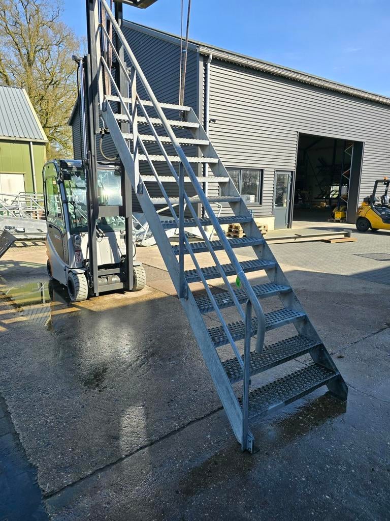 Stalen trap gegalv. Hoog2,55mtr. Nog046, Doe-het-zelf en Verbouw, Ladders en Trappen, Ophalen of Verzenden, Zo goed als nieuw