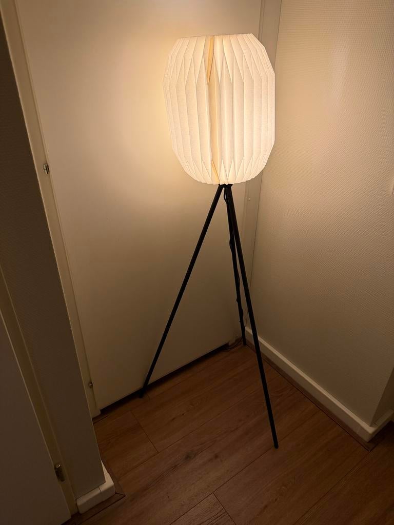 Leenbakker Staanlamp EGLO Belgrave, Huis en Inrichting, Lampen | Vloerlampen, Ophalen, Metalen 3 poot met papiere zak, Overige materialen