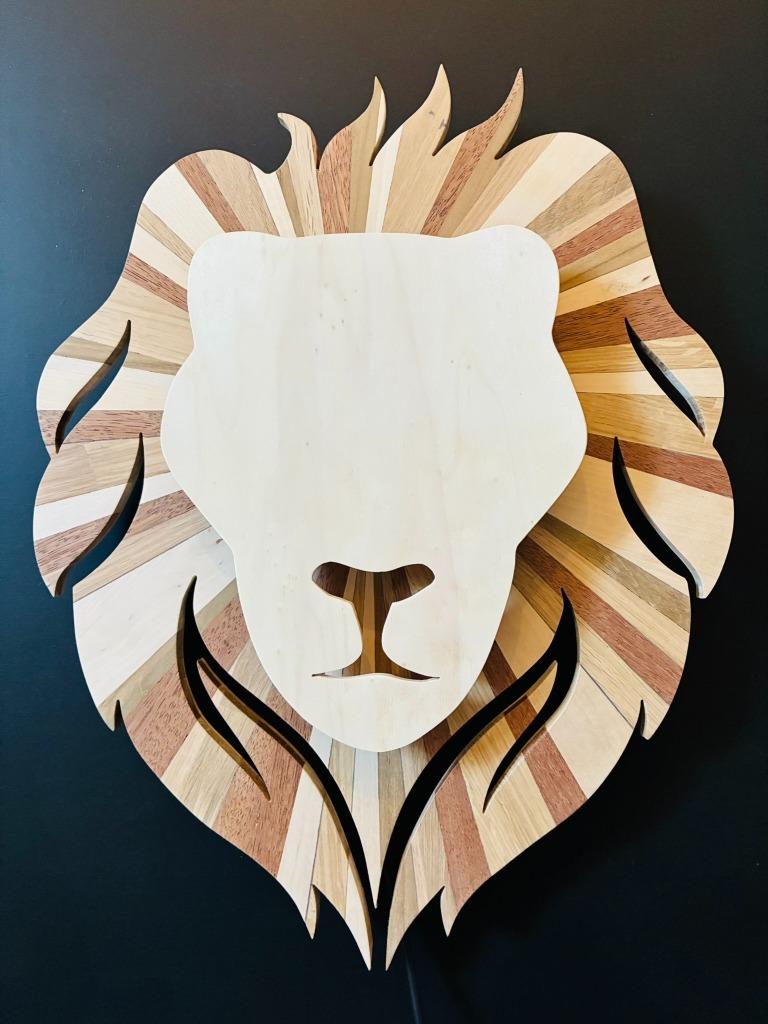 Handgemaakte houten wandlamp leeuwenkop – kinderkamer, Huis en Inrichting, Ophalen of Verzenden, Nieuw, Hout