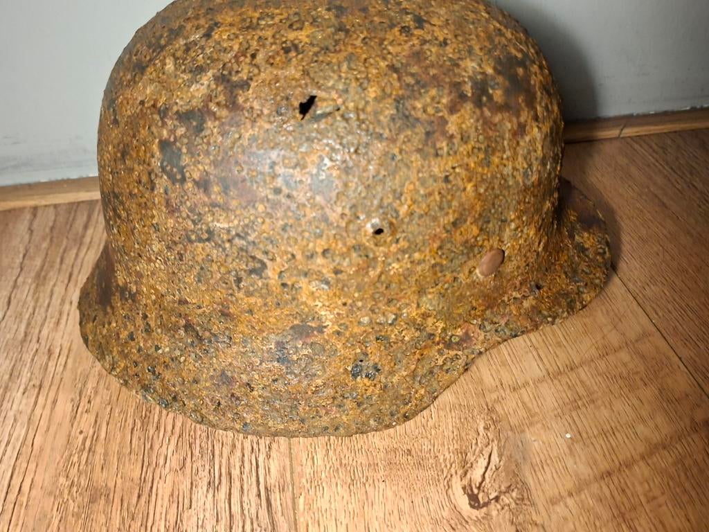 Duitse M35/M40 camouflage helm omgv Berlijn DDecal, Verzamelen, Ophalen of Verzenden, Landmacht, Duitsland, Helm of Baret