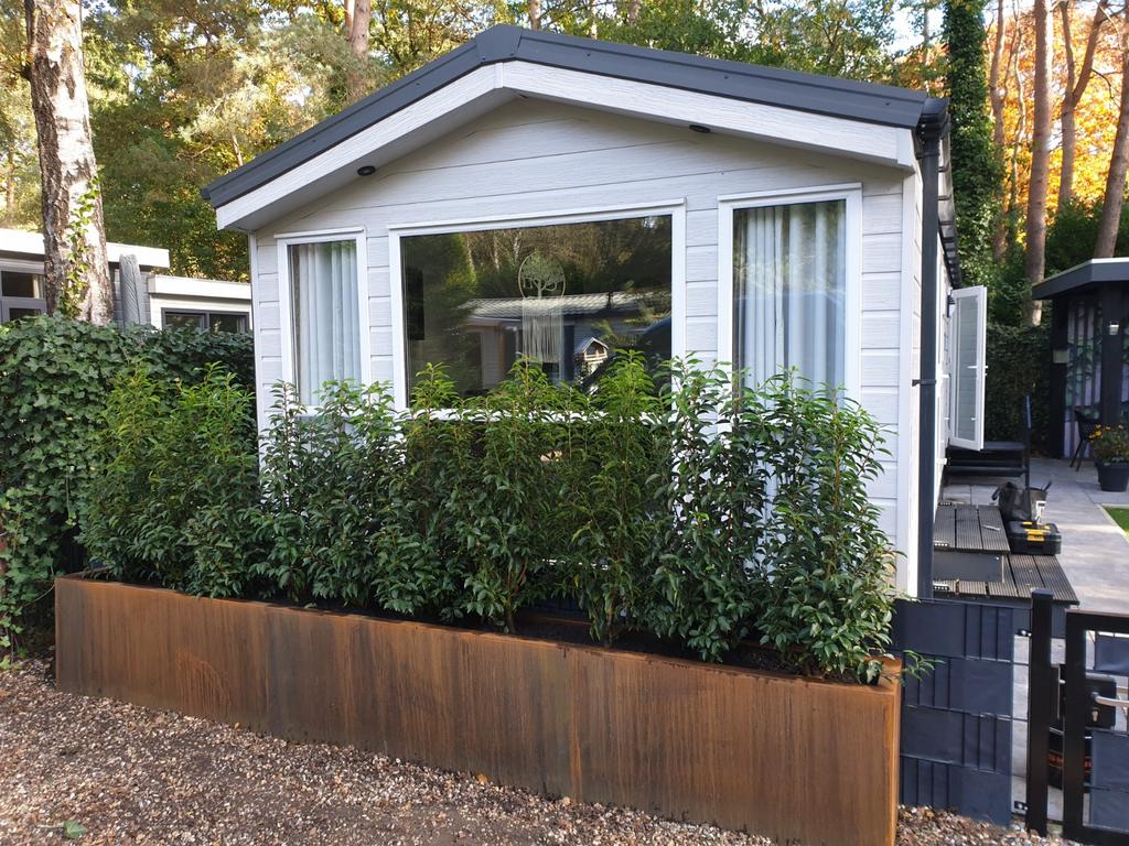 Te huur nieuwe chalet in Hoenderloo 2 honden welkom., In bos, Tv, 2 slaapkamers, Recreatiepark