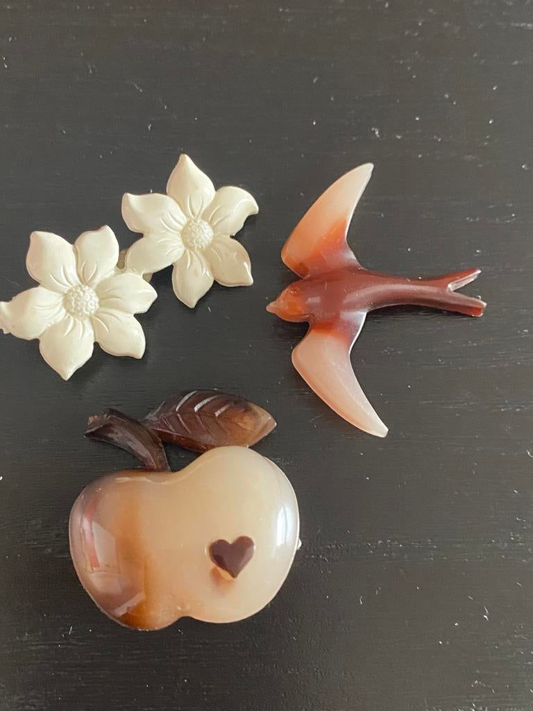 plastic/lucite broches 3 stuks -vintage-, Ophalen of Verzenden, Zo goed als nieuw, Overige kleuren, Overige materialen
