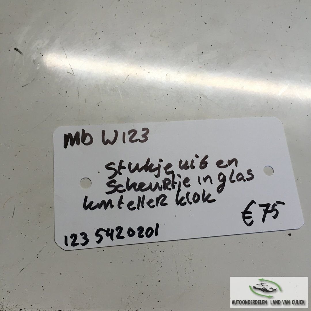 Mercedes W123   Km Tellerklok 123 542 0201  ( scheurtje onde