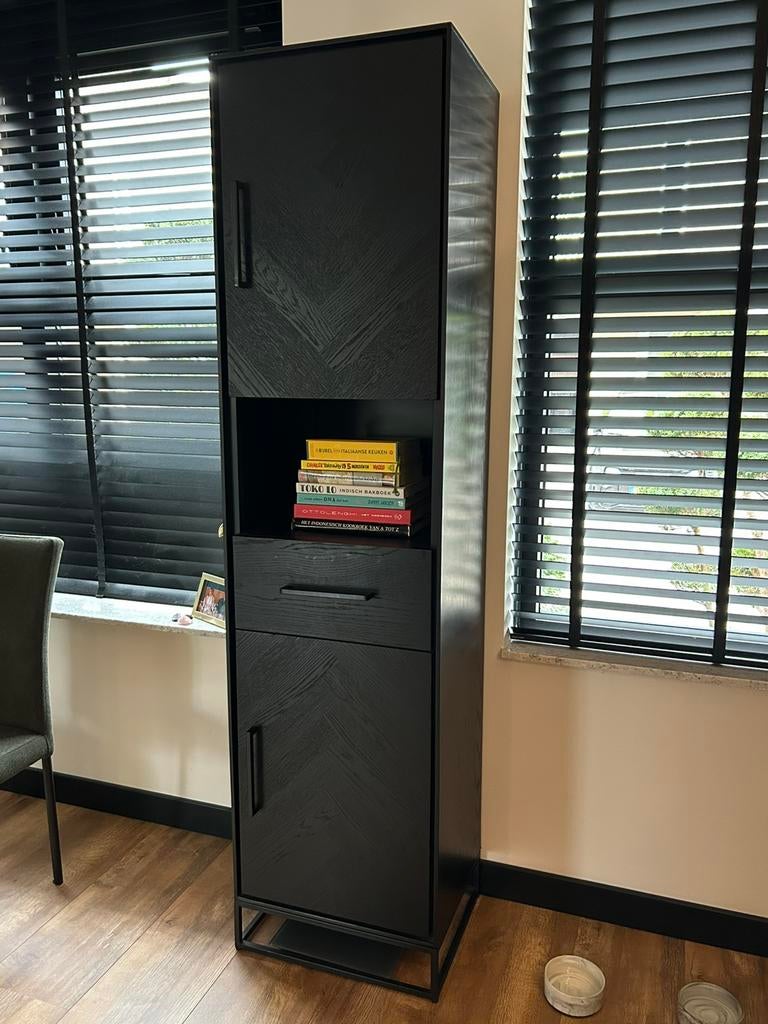 Kast zwart visgraat, Ophalen