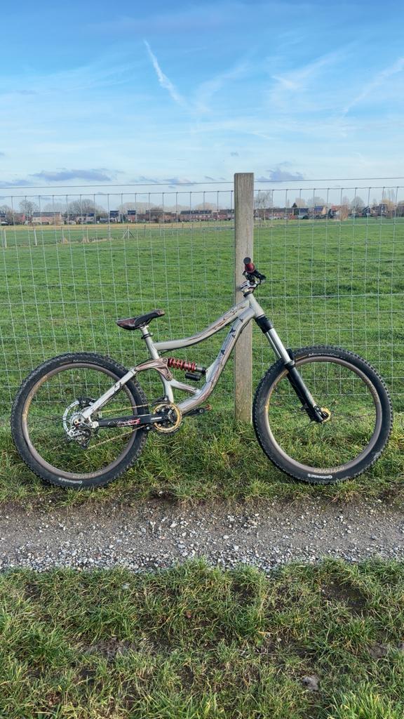 Specialized bighit freeride/downhill mtb, 24 inch of meer, Aluminium, Ophalen of Verzenden, Zo goed als nieuw