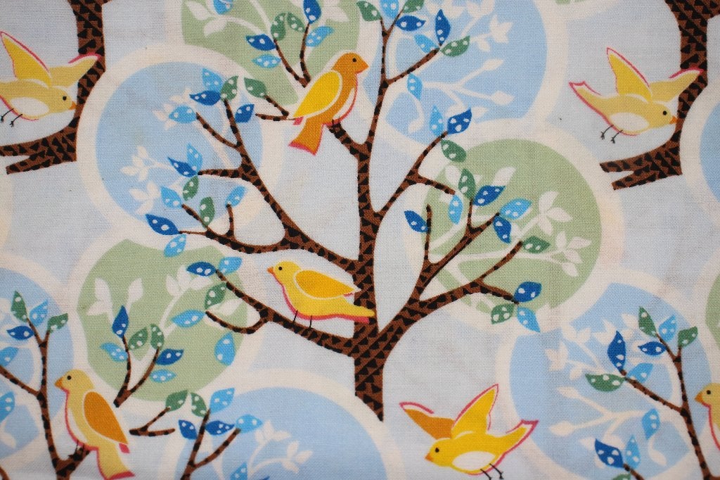 Coupon 100% katoen stof - lichtblauw boom geel vogels #4099, Blauw, Nieuw, Ophalen of Verzenden, 30 tot 120 cm