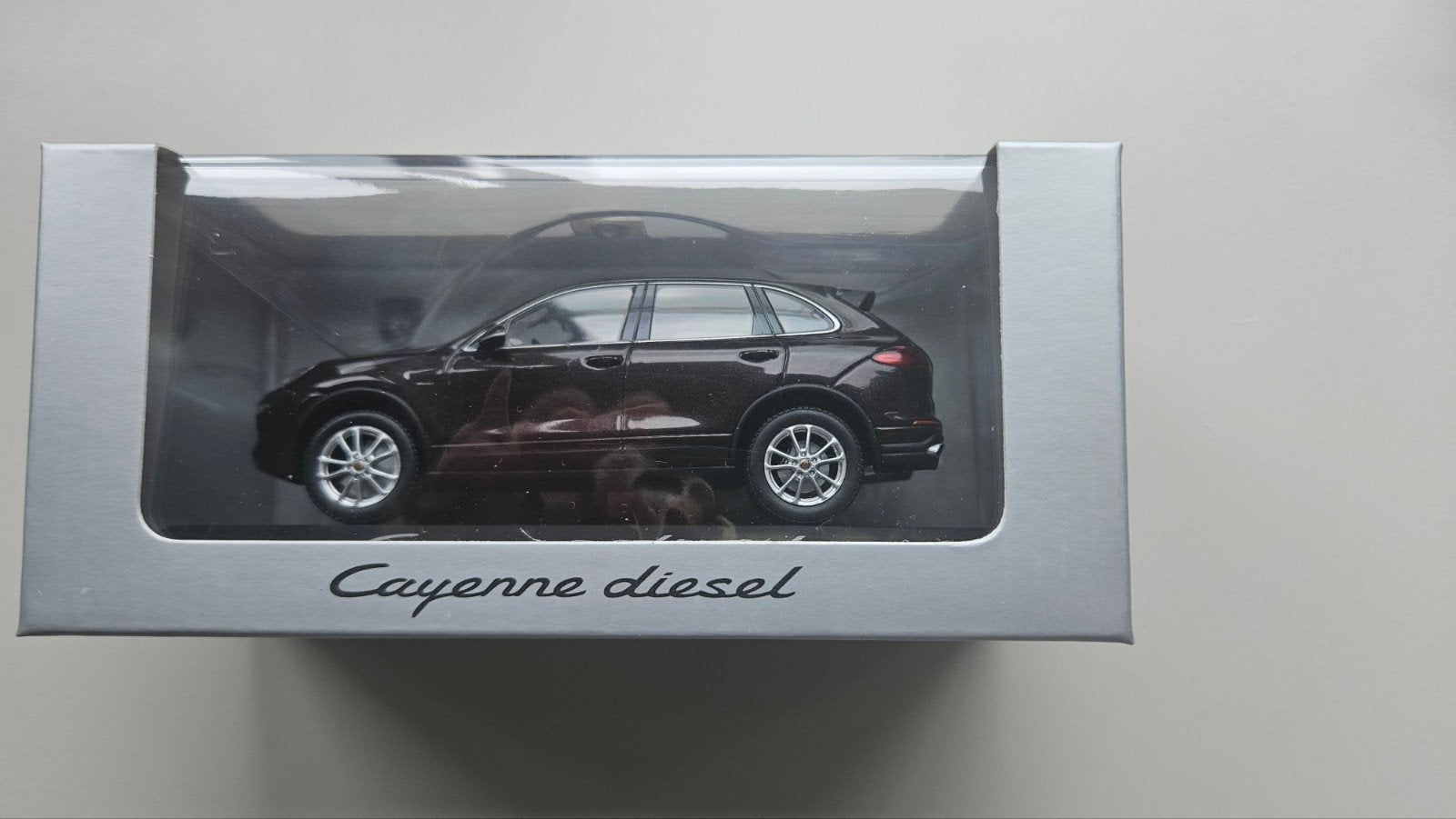 Porsche Cayenne Diesel modelauto in doos, Hobby en Vrije tijd, Modelauto's | 1:43, Ophalen of Verzenden