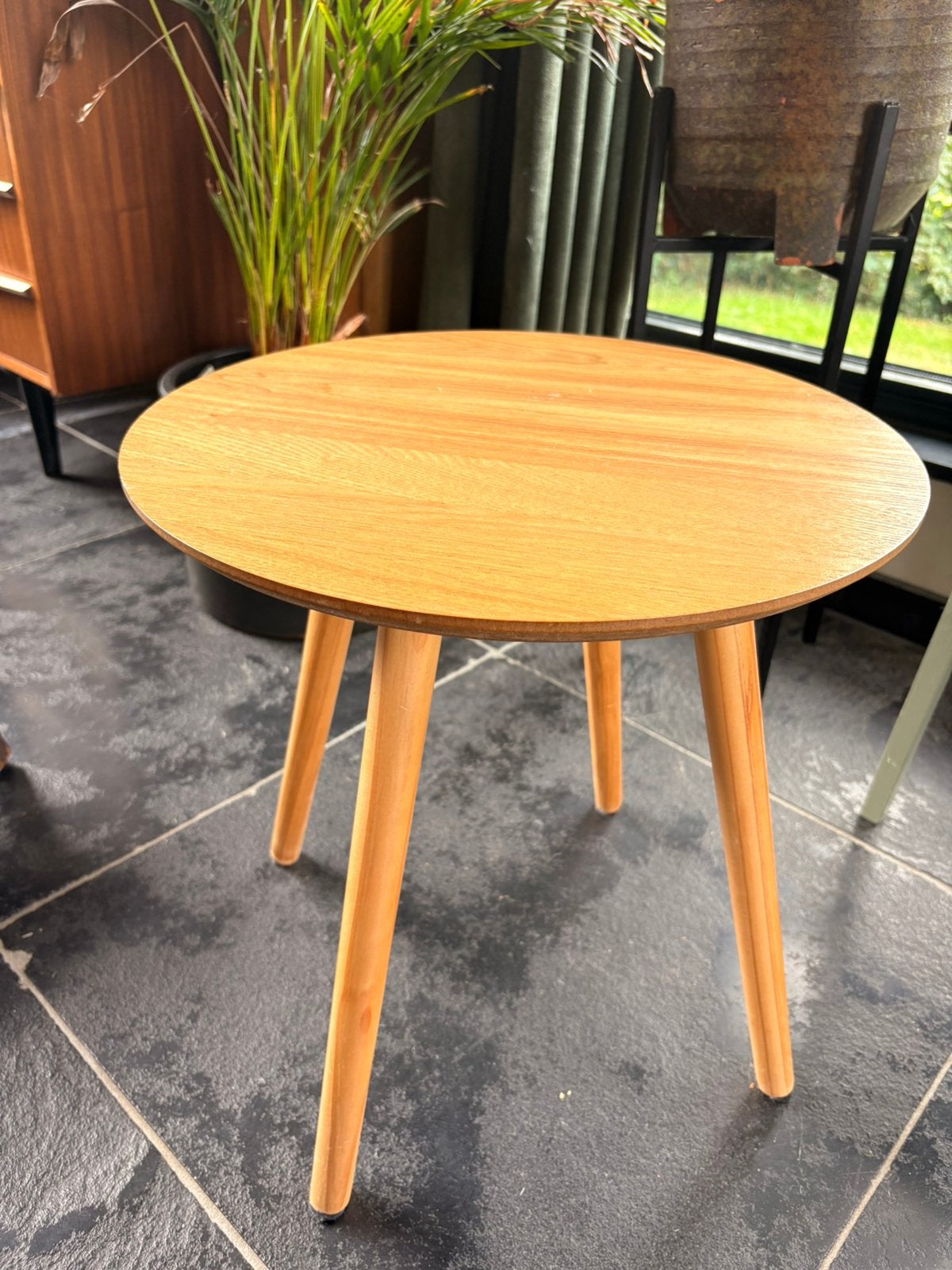 Leuk en handig bijzettafeltje met retro pootjes Ø 40 cm, Ophalen, Gebruikt, Rond, 75 cm of meer