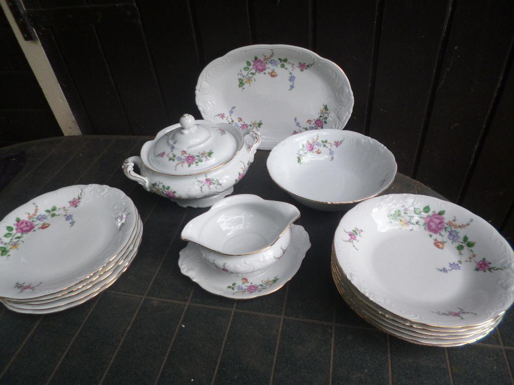 Diner- en Theeservies Wawel met bloemtak met oa roze roos, Antiek en Kunst, Ophalen of Verzenden