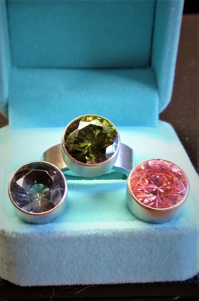 Schitterende pre-owned ring met diverse ringkoppen, Sieraden, Tassen en Uiterlijk, Ringen, Met kristal, 18 tot 19, Overige kleuren