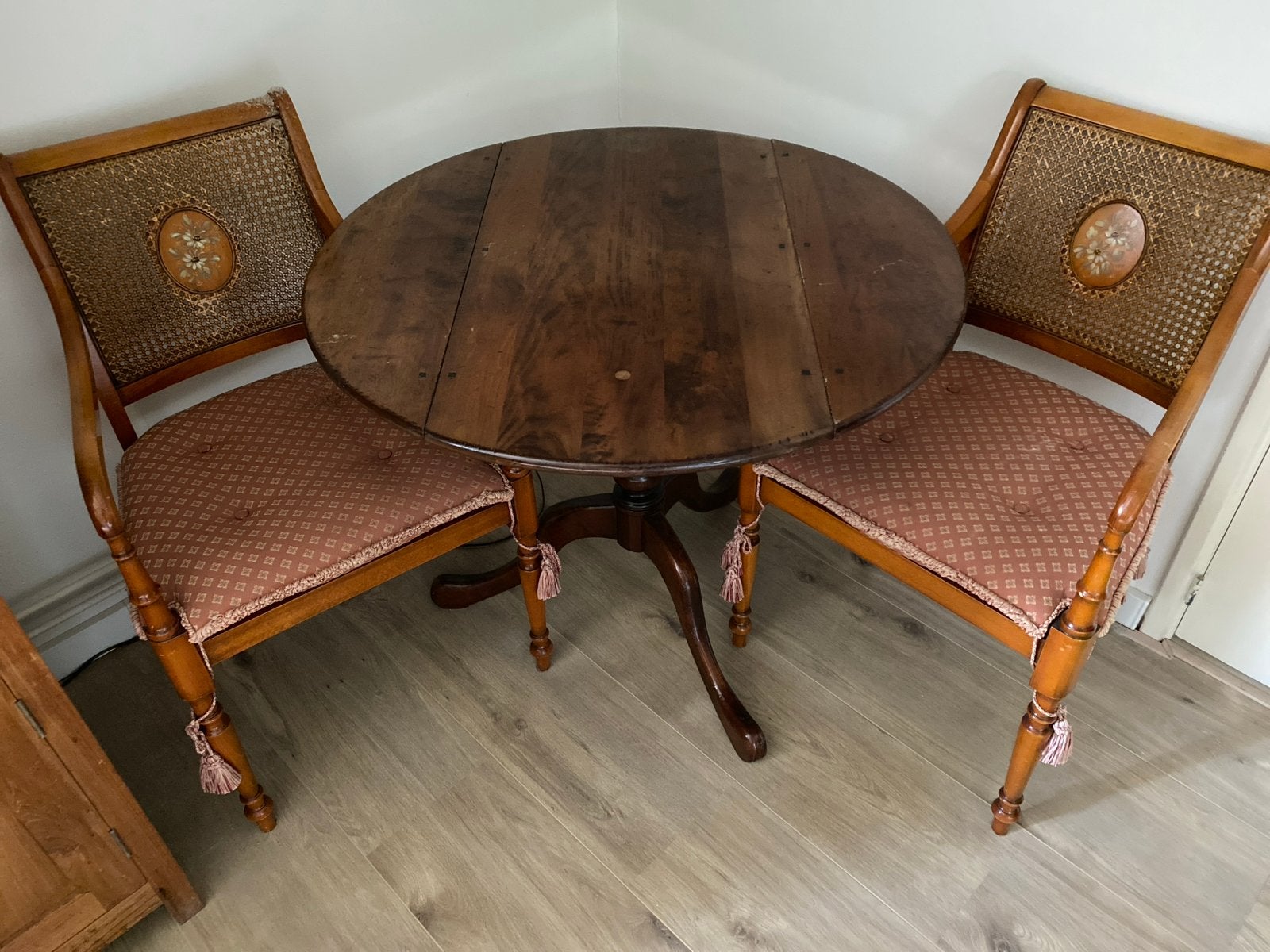 Antieke houten tafel met twee stoelen, Ophalen of Verzenden
