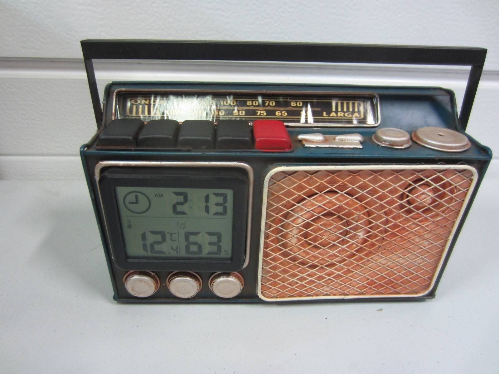 Tafelklok in de vorm van een retro radio, Ophalen of Verzenden, Nieuw