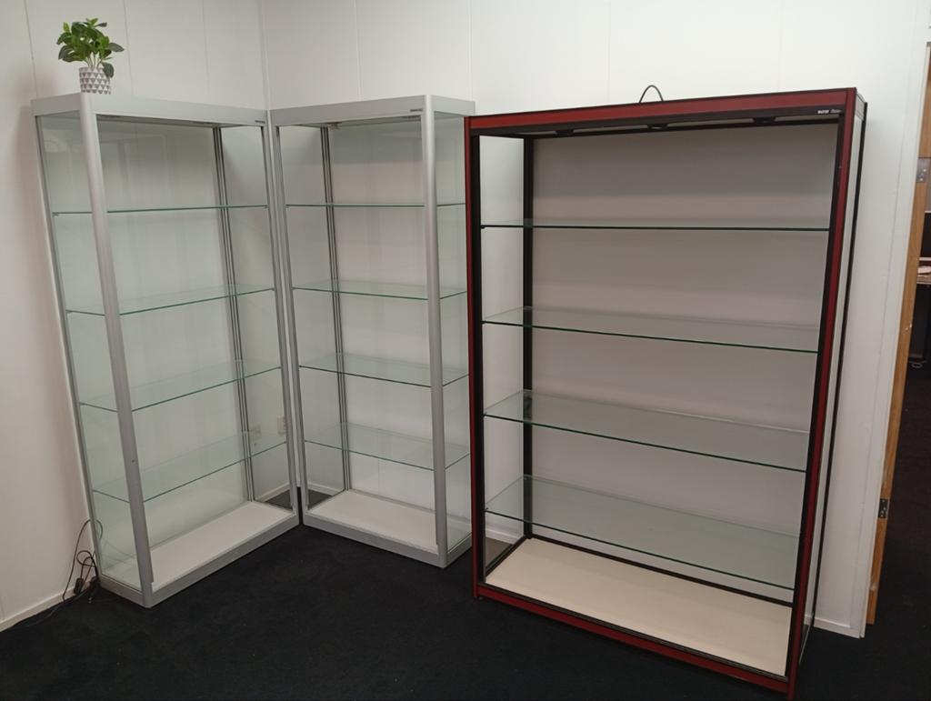 Glazen vitrine kasten merk Siletsy, Ophalen, Met deur(en), Onbekend, 50 tot 100 cm