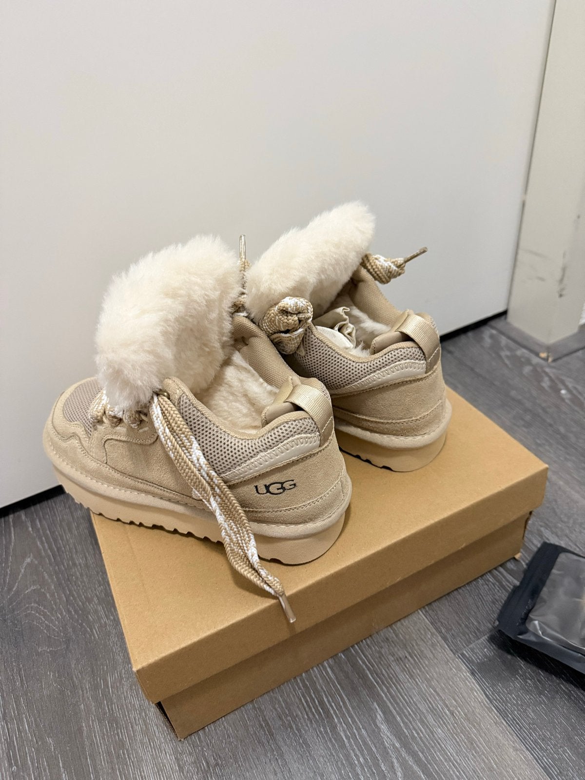 UGGS Lovwmel sneakers maat 36 - Beige met bont, Ophalen of Verzenden, Nieuw, Beige, Lage of Enkellaarzen
