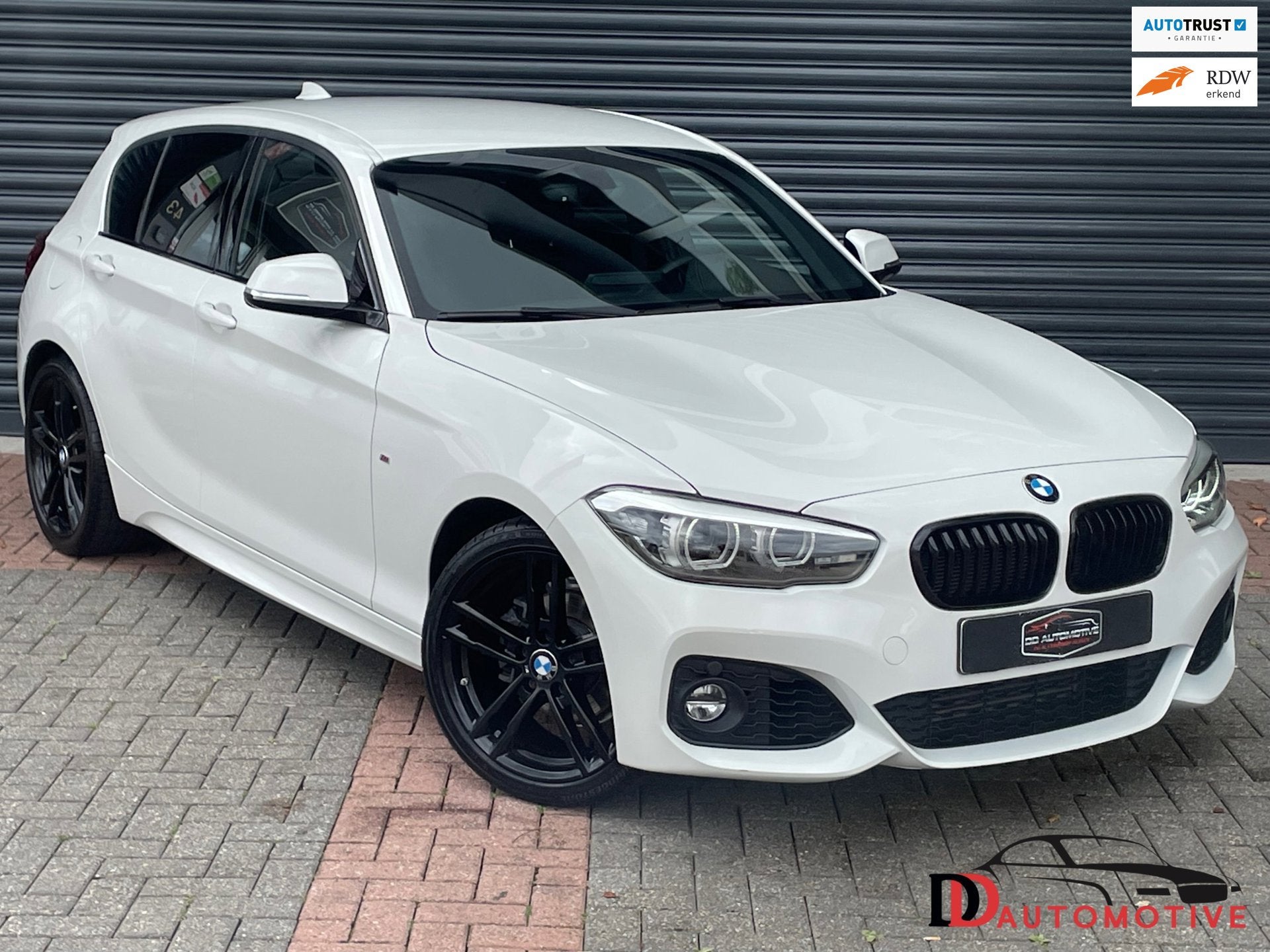 BMW 1-serie 118i Edition M Sport Shadow High Executive LCI L, Auto's, Dealer onderhouden, Gebruikt, Wit, Leder