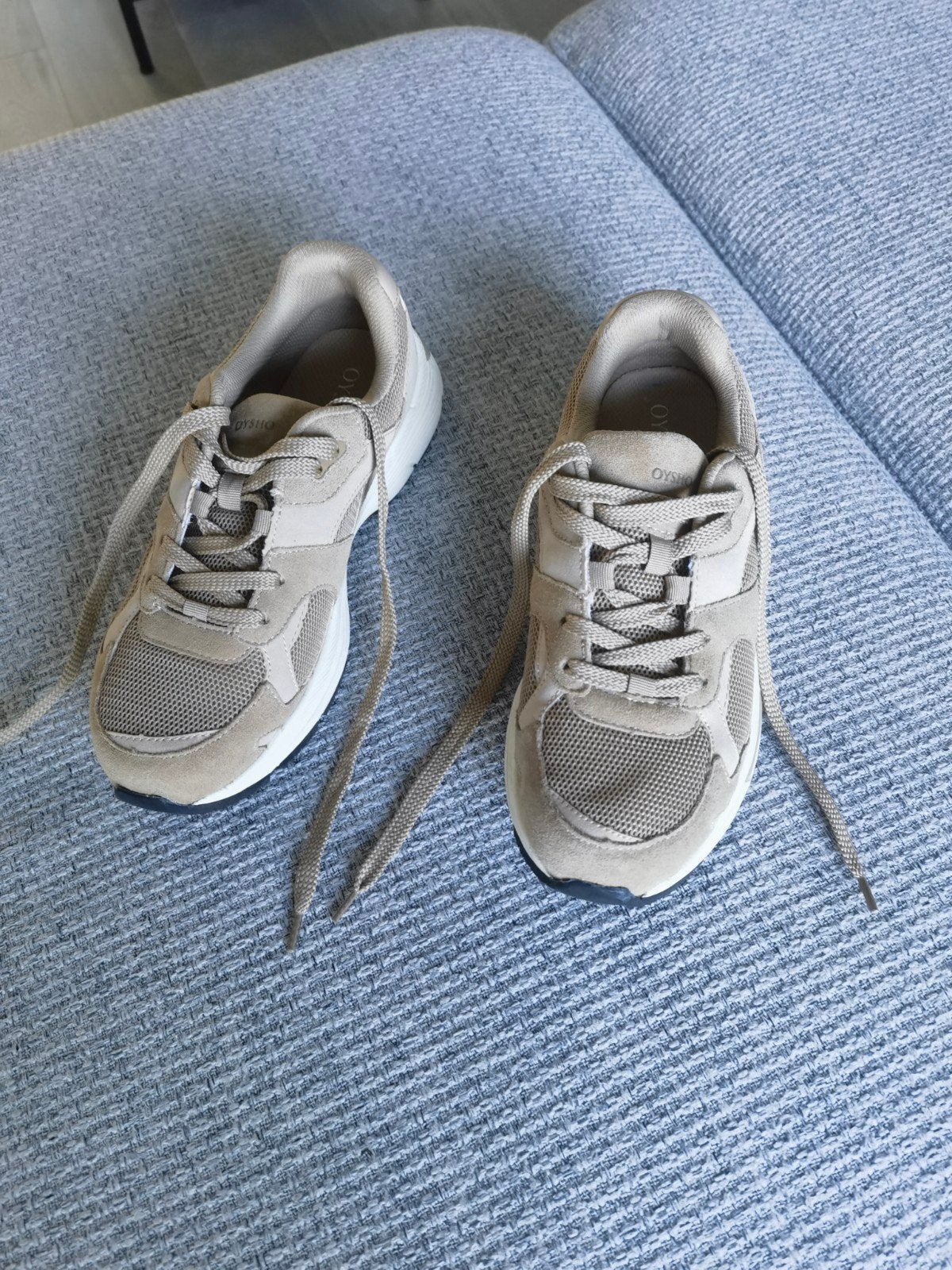 Oysho beige suede stof loopschoenen, maat 40, nooit gedragen, Kleding | Dames, Oysho, Nieuw, Ophalen of Verzenden, Sportschoenen
