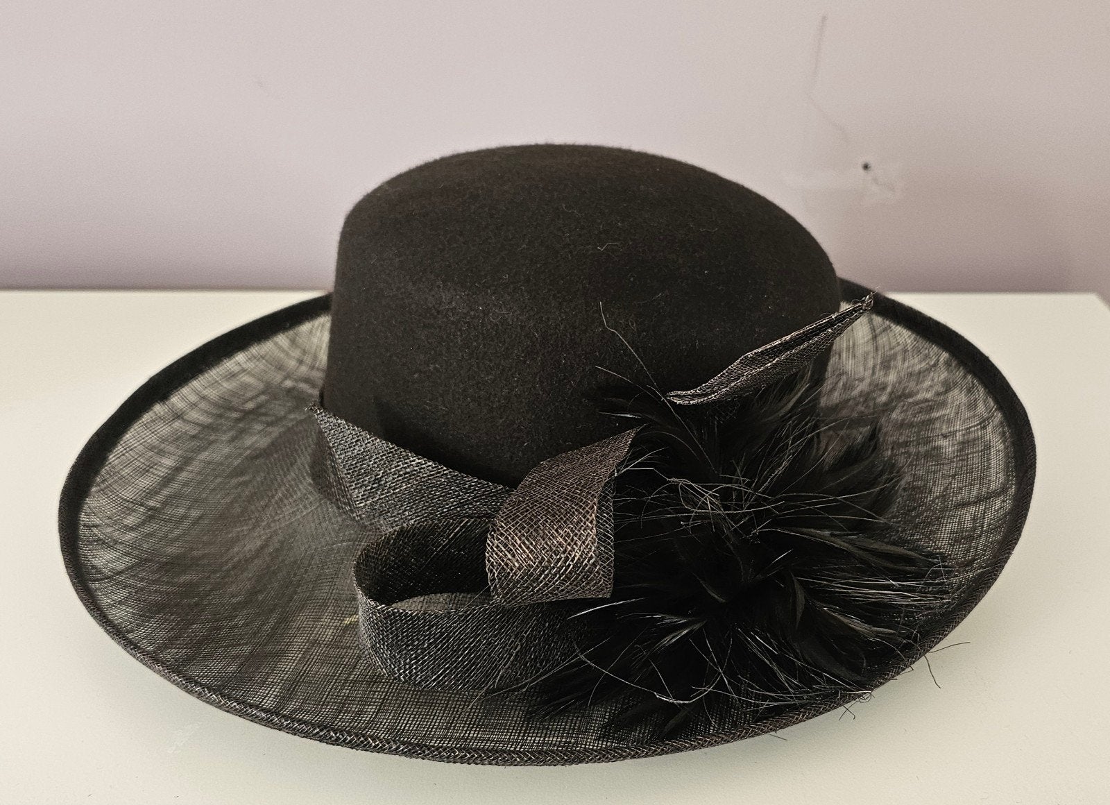 Elegante donkerbruine hoed met strik en veren, Ophalen, Zo goed als nieuw, Hoed
