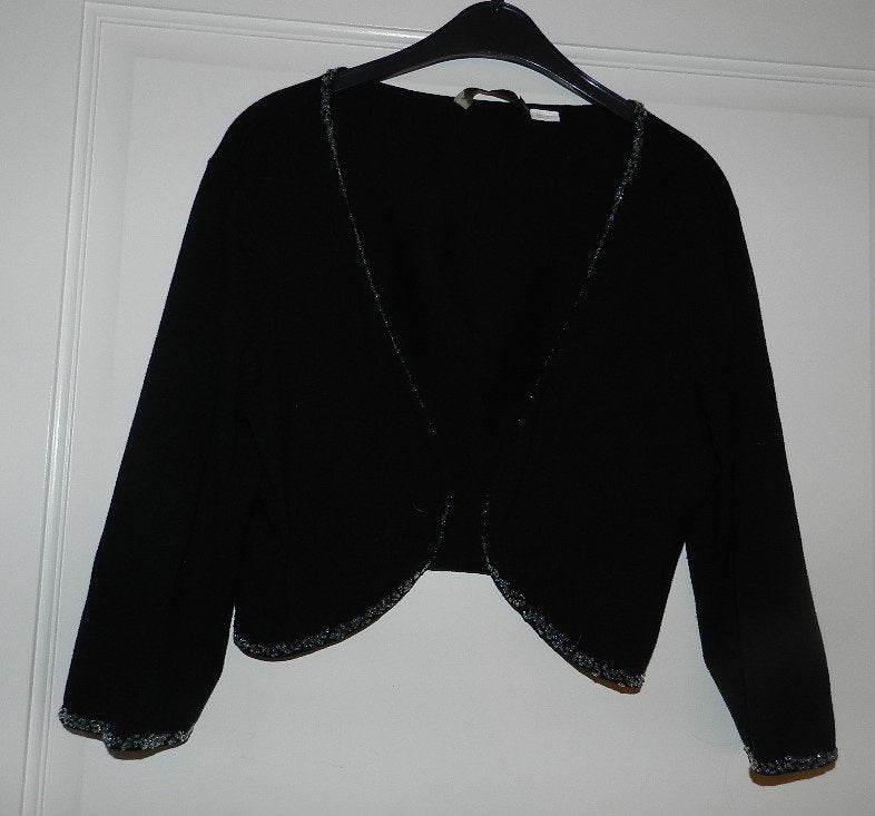 Feestelijk zwart vestje met kraaltjesrandjes., Kleding | Dames, Verzenden, Nieuw, Maat 38/40 (M), Zwart
