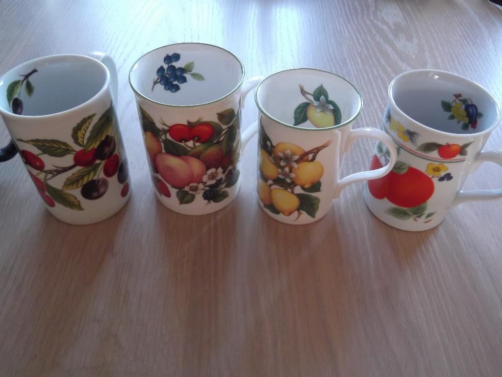 4 bekers, Gebruikt, Ophalen of Verzenden, Overige stijlen, Kop(pen) en/of Schotel(s)