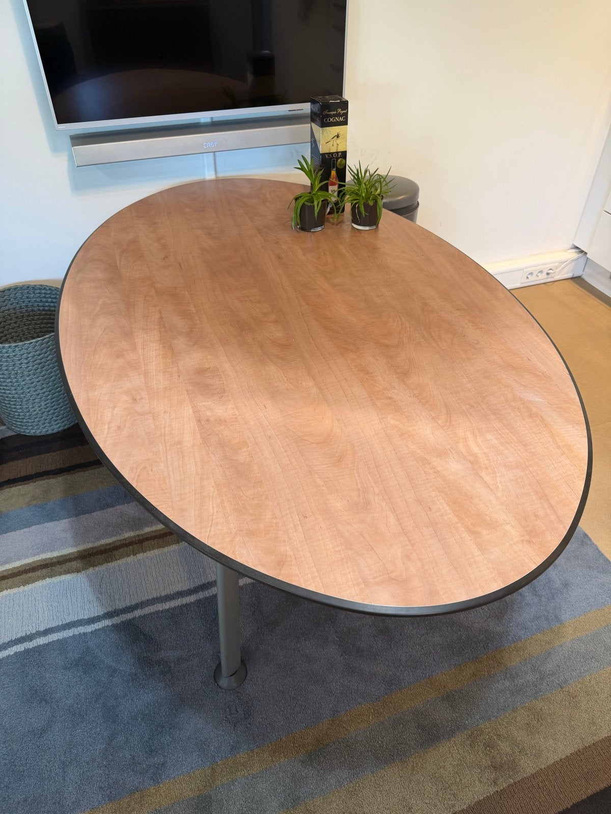Ovale tafel met houten blad en metalen poten, Ophalen, Lengte, breedte hoogte 180x110x70, Gebruikt, 100 tot 150 cm