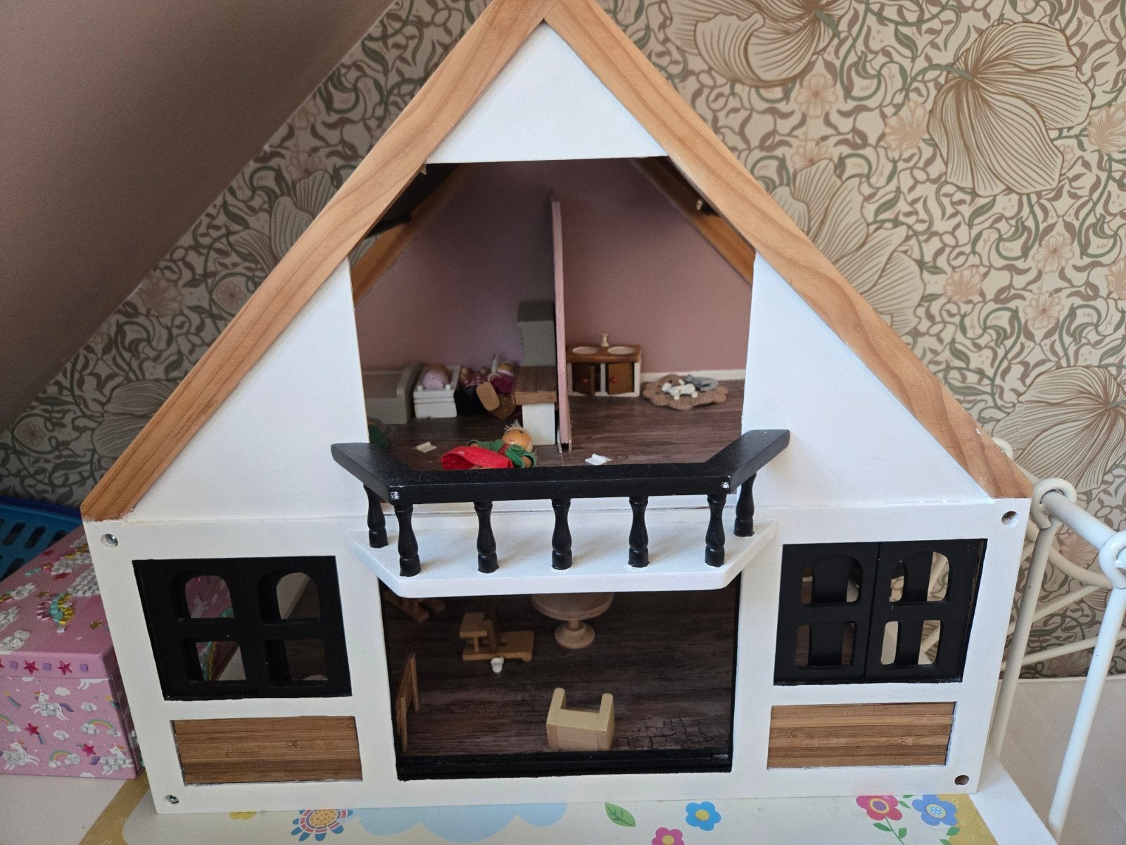 Opgeknapt poppenhuis met inboedel en schuifdeuren, Ophalen, Gebruikt, Poppenhuis