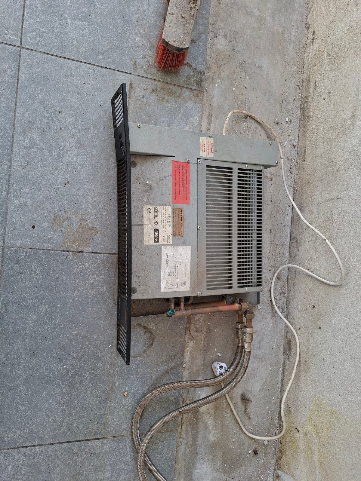 CV-gevoede Kickspace plintverwarming met slang en rooster, Ophalen, Gebruikt, Verwarmen, Wandairco