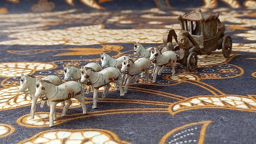 Koets met paarden mooi oud Engels speelgoed van tin uit 1937, Antiek en Kunst, Ophalen of Verzenden