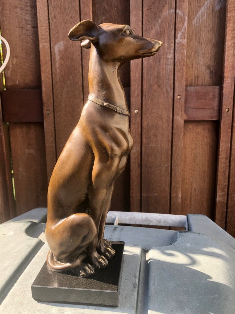 bronzen sculptuur whippet windhond hond op marmer, Antiek en Kunst, Ophalen of Verzenden, Brons