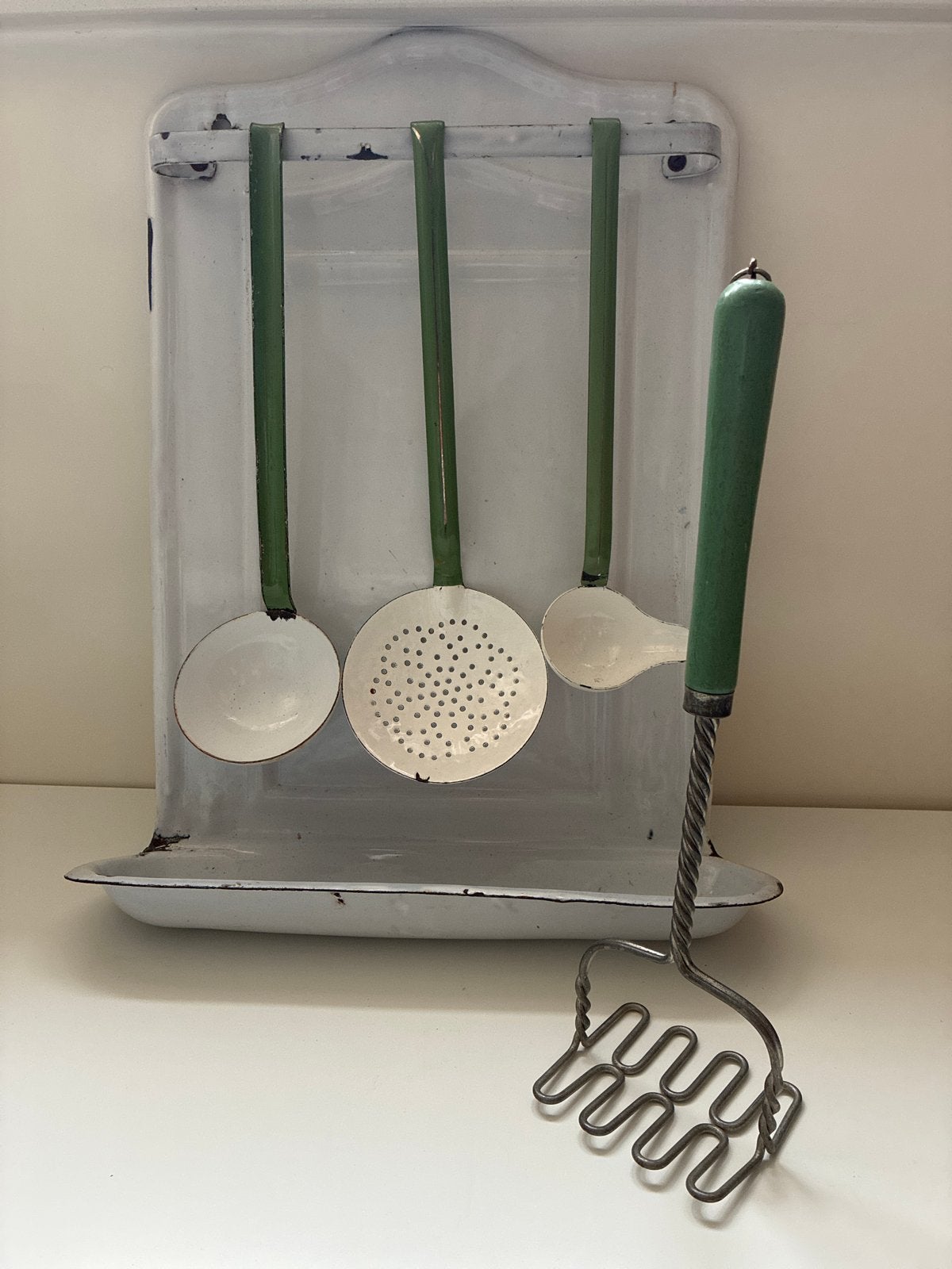 Vintage geëmailleerde keukenrek met keukengerei, Ophalen