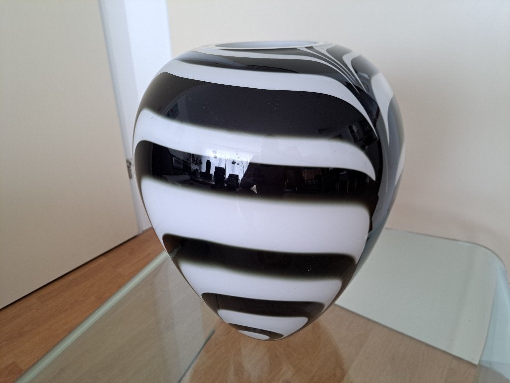 Zwart-witte vaas van Makora, Ophalen of Verzenden, Zwart, 30 cm, Glas