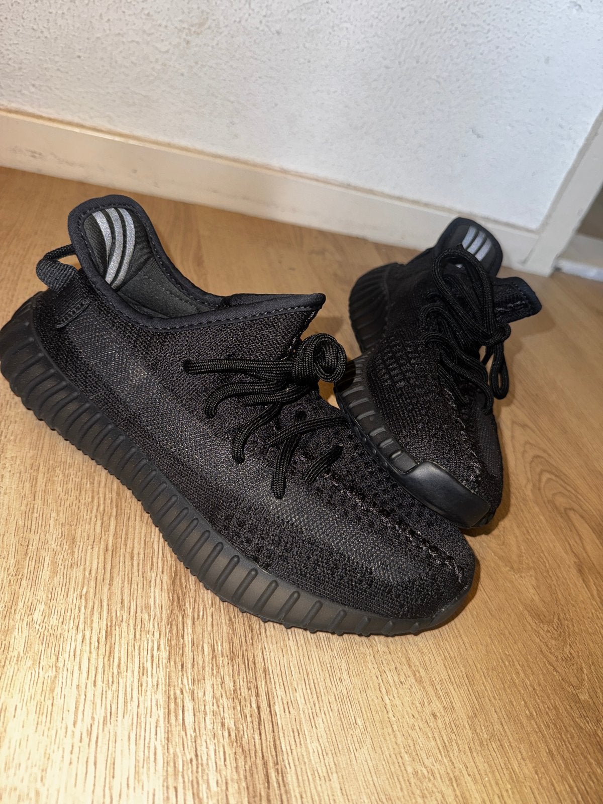 GLOEDNIEUW Adidas Yeezy Boost 350 V2 Core Black Red, Ophalen of Verzenden, Zo goed als nieuw, Zwart, Sneakers of Gympen