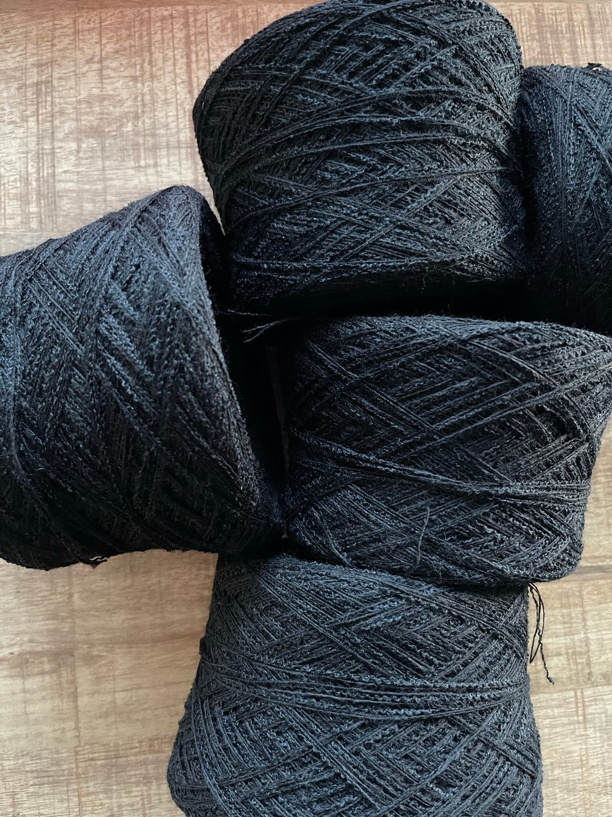 Zacht bouclé garen - 780 gram zwart kleur, Hobby en Vrije tijd, Breien en Haken, Ophalen of Verzenden, Nieuw, Breien of Haken