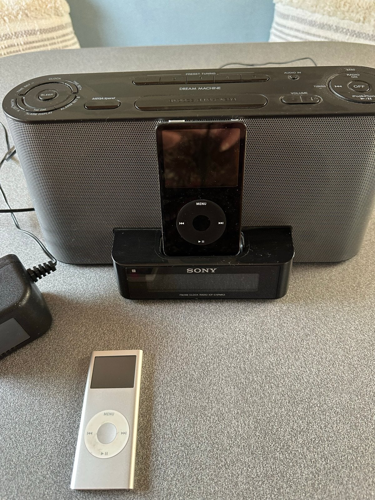 2x Apple iPods met Sony radio/docking station, Audio, Tv en Foto, Mp3-spelers | Apple iPod, Ophalen, Overige types, Gebruikt, Overige kleuren