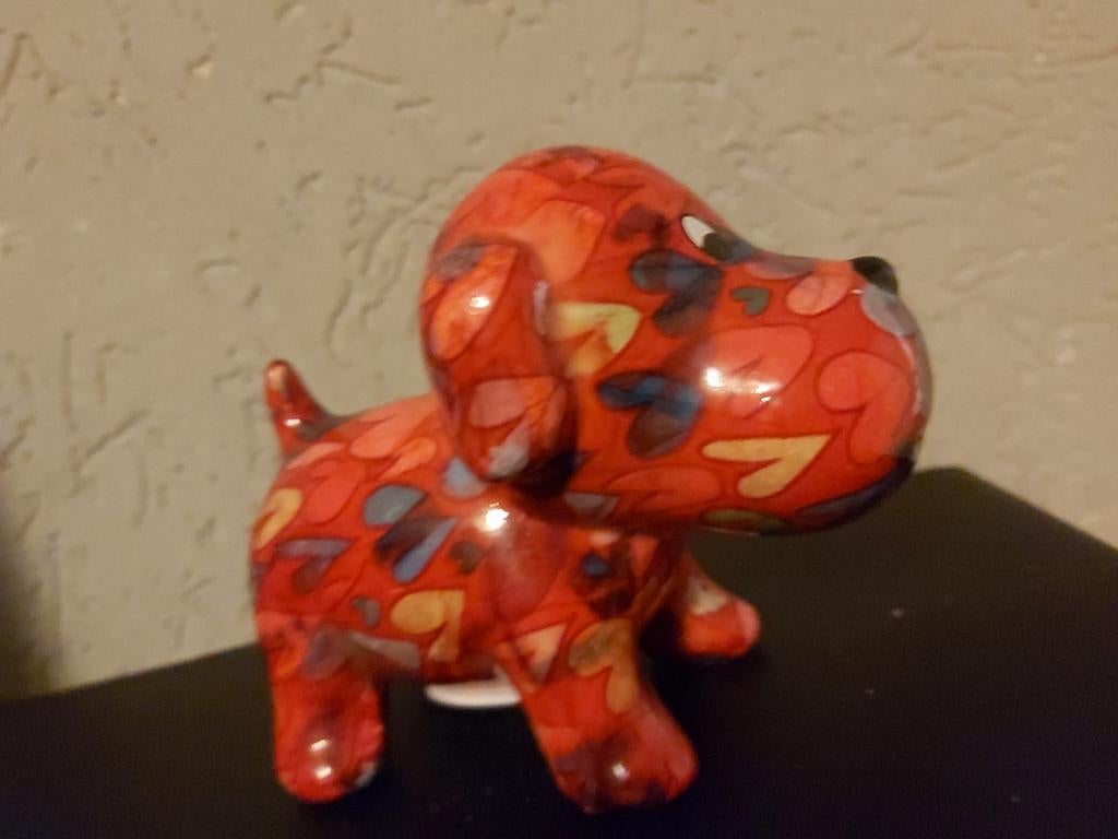 Spaarpot Hond Pomme Pidou Rood met Hartjes, Verzamelen, Ophalen of Verzenden, Zo goed als nieuw, Steen, Aardewerk of Keramiek