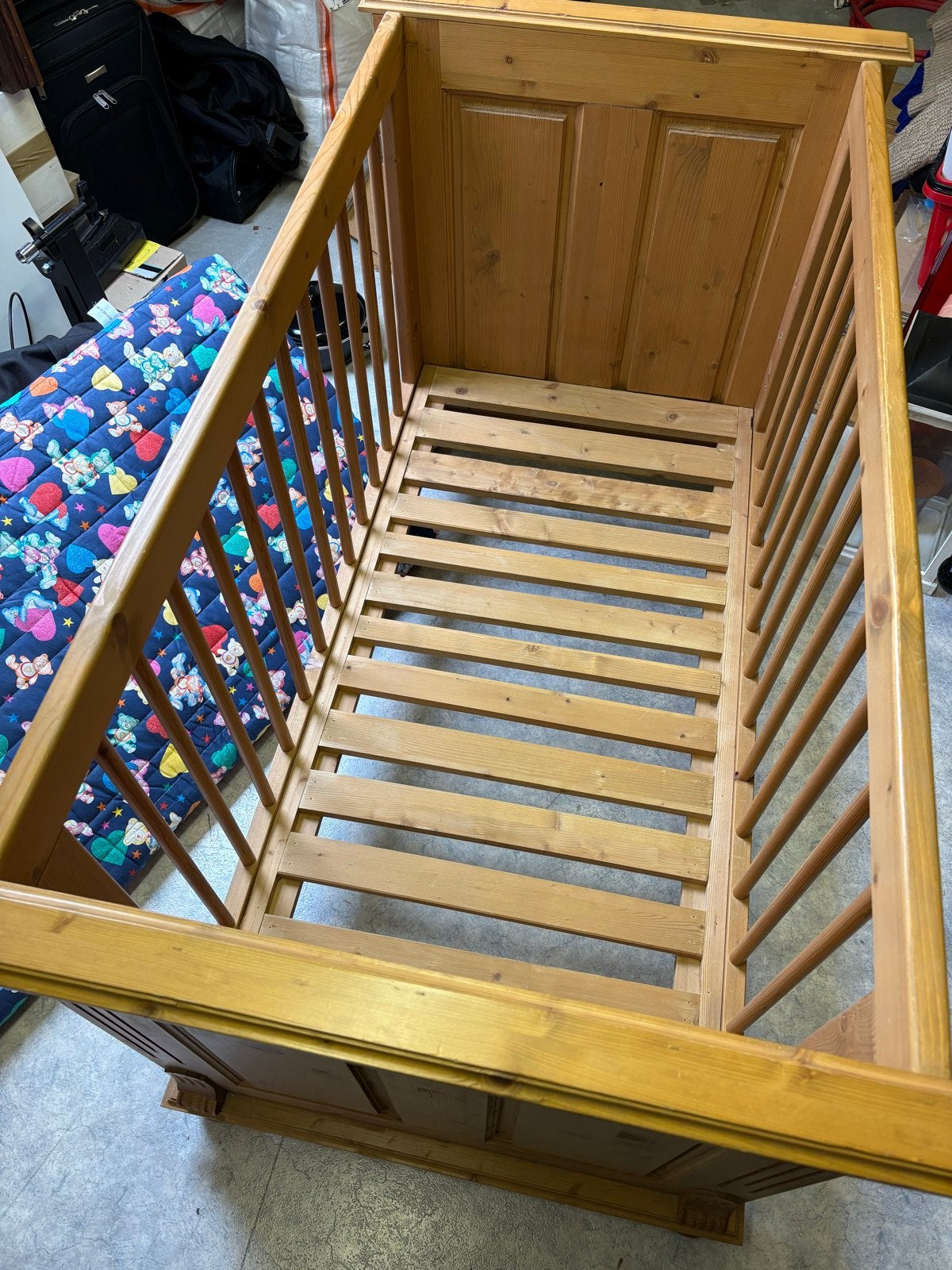 Kinderledikant met matras, Huis en Inrichting, Slaapkamer | Bedden, Ophalen, Bruin, 190 cm of minder, Hout