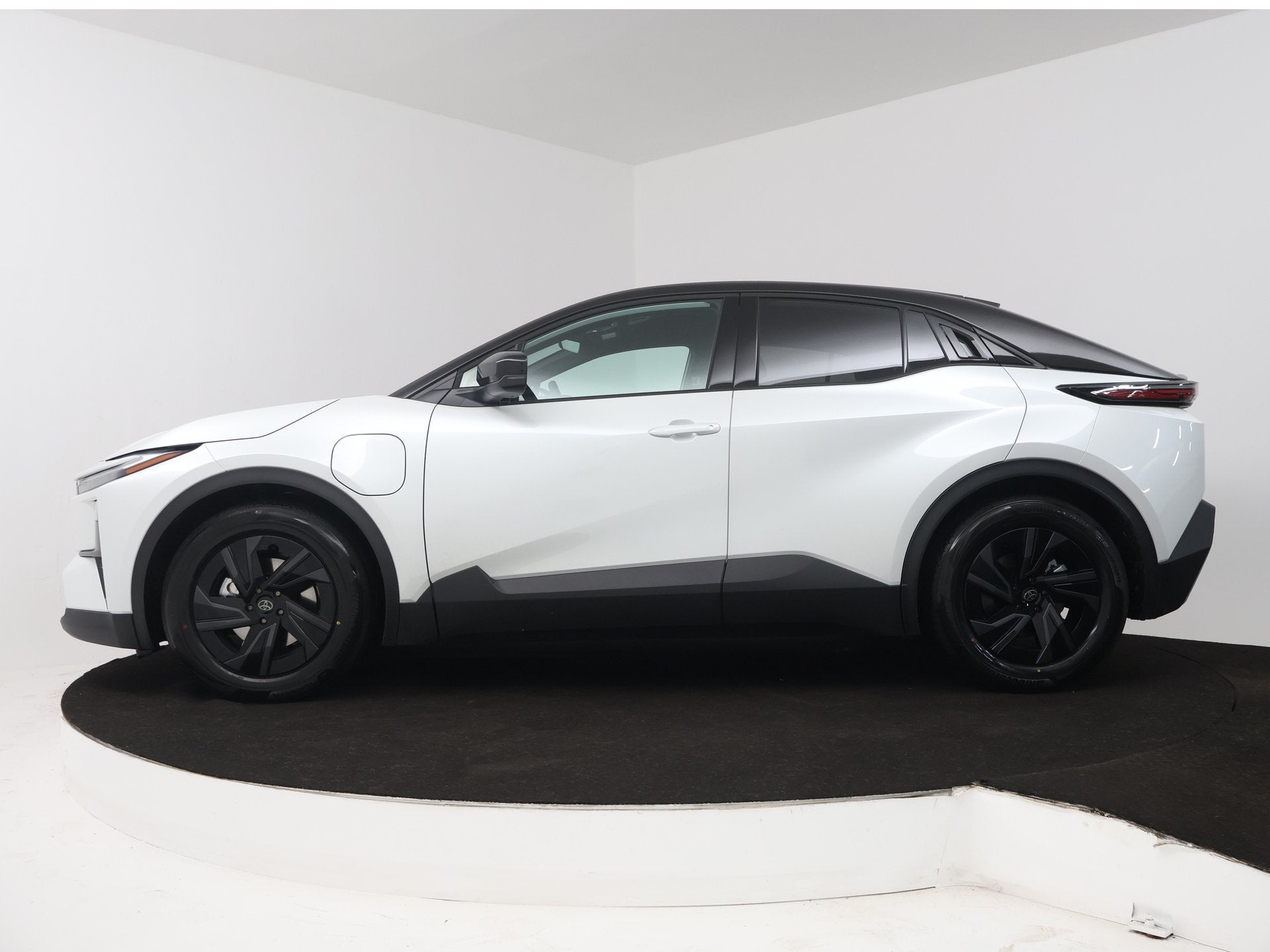 Toyota C-HR+ First Edition 77 kWh | Navigatie | PDC |, 12 maanden, Leder en Stof, Wit, Origineel Nederlands