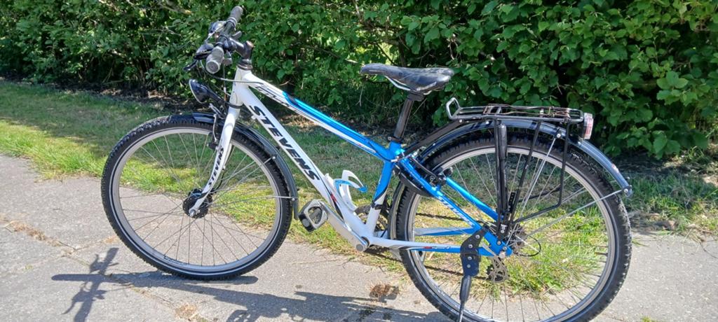 Stevens X Sport kinderfiets - Blauw/Wit, 27 versnellingen, 28 inch, Gebruikt, Velgrem, Ophalen