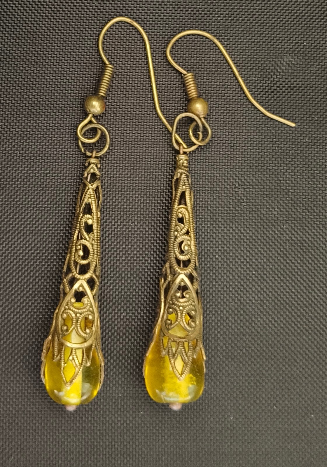 Vintage hangende filigraan kegels met Tsjechische glas kraal, Sieraden, Tassen en Uiterlijk, Oorbellen, Overige materialen, Hangers